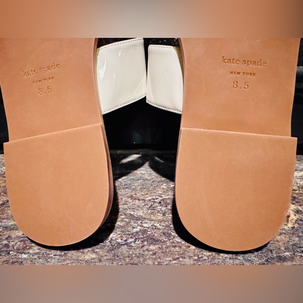 🚨SOLD🚨 KATE SPADE NEW YORK Cassia NEW White Patent Thong Flats Sandals Size 8.5 - Picture 4 of 16